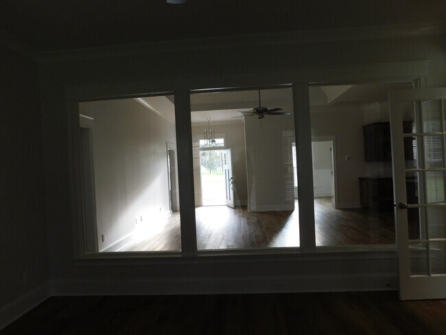 Building Photo - Grove Point Beauty