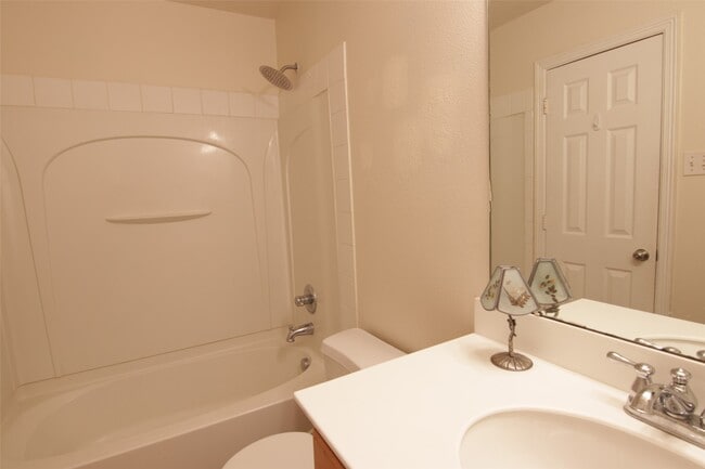Building Photo - 2027 Creek Run Dr