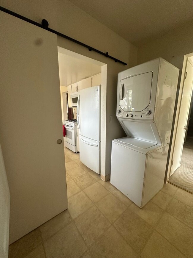 Building Photo - Cute 2 bedrooom/1.5 bath with Bonus room i...