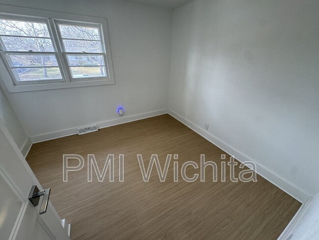 Building Photo - 1014 S Rosalie Ave