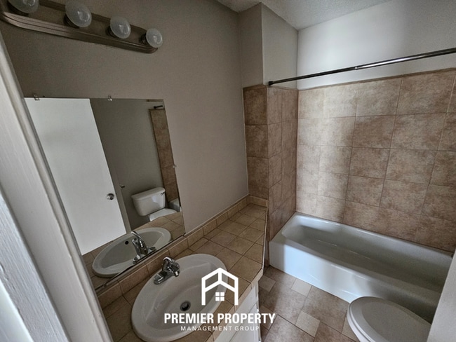 Building Photo - Move-In Ready 3BR Gem in Memphis - Cozy Fireplace, Tile Dining & Private Yard
