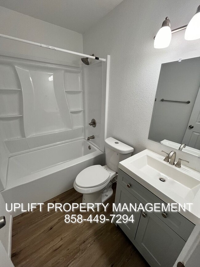 Building Photo - 3-Bedroom, 2-Bathroom w/ Garage and Large ...