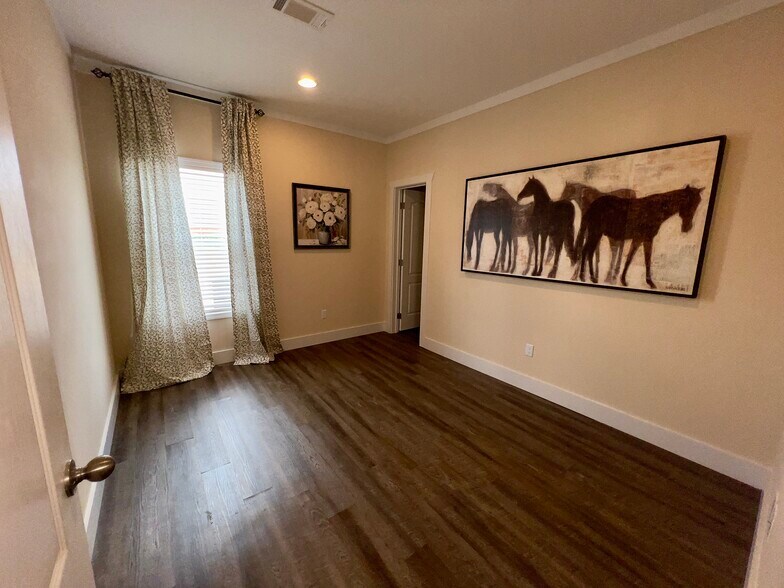 Middle Bedroom with furnishings - 600 Vera K Ct