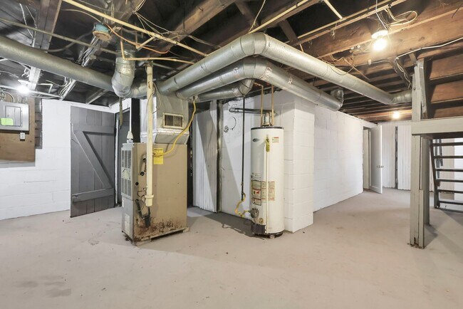 Building Photo - 1038-1040 Forest St