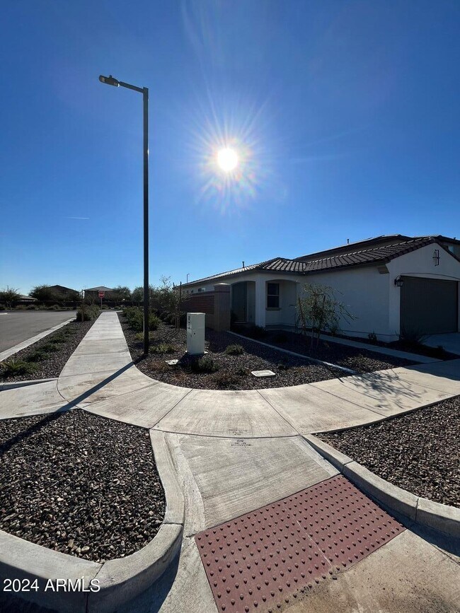 Building Photo - 14649 W Dreyfus St