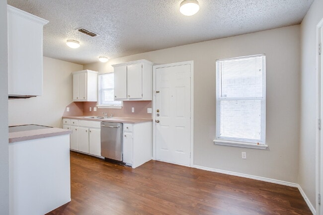 Building Photo - Updated 2/1/1 near West End!