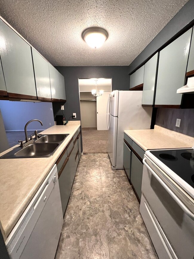 Building Photo - 902 Benton Dr