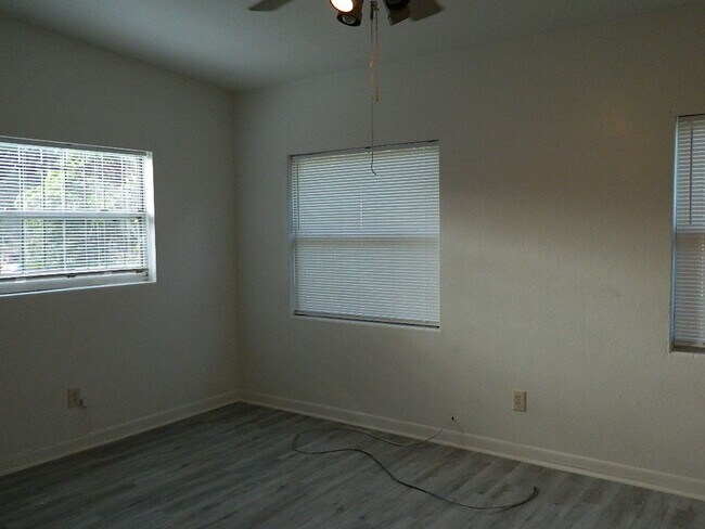 Building Photo - 944 Kensington Dr
