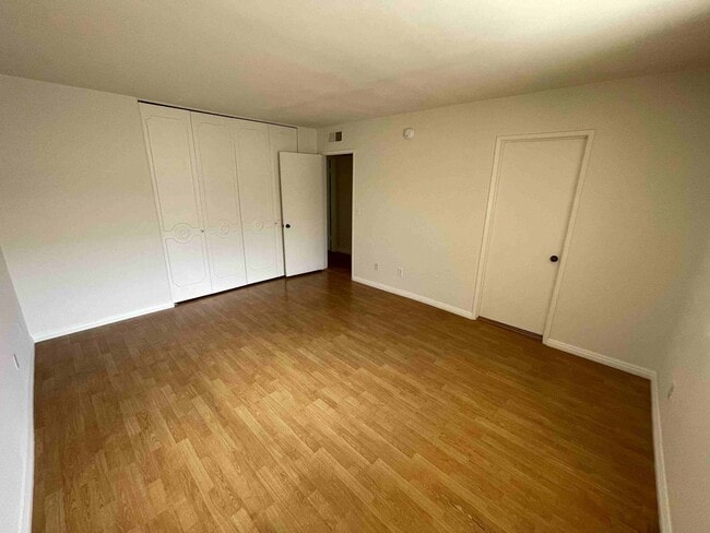Building Photo - LARGE ENCINO SPA CONDO!