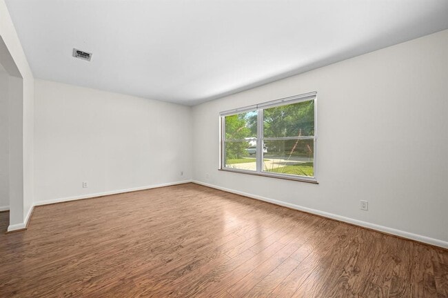 Building Photo - 1607 Glencrest Dr