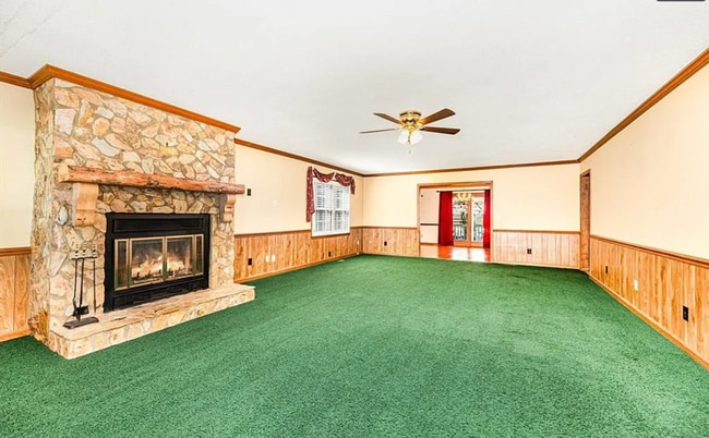 Building Photo - Charming ranch home 3 bedrooms and 2 bathrooms in Burlington w/ 5 garage spaces.