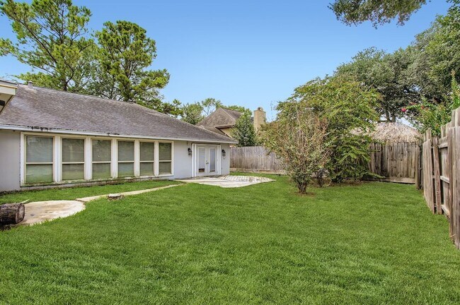 Building Photo - 15710 Sandy Hill Dr