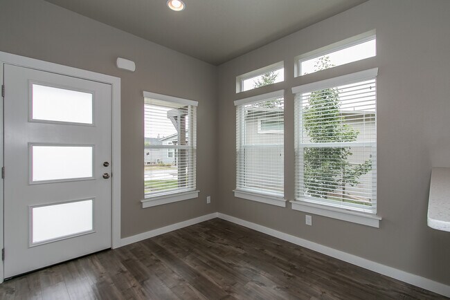 Building Photo - 2bdrm/1bthrm Tiny House  ~ Landscaping Included!