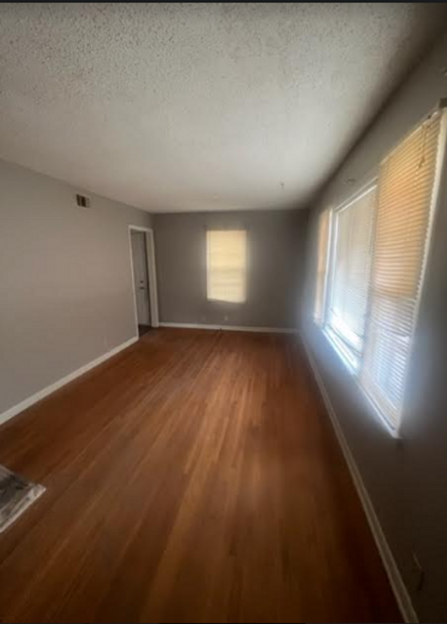 Building Photo - Adorable 2 Bedroom 1 Bath Home in Southwes...