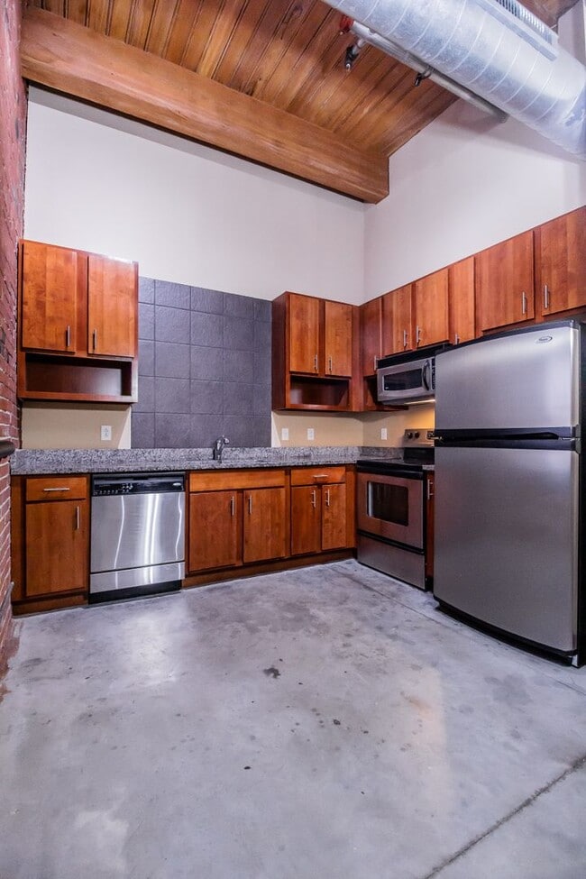 Building Photo - Gorgeous Loft