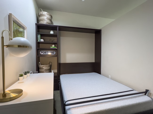 Building Photo - NW 1 Bed 1 Bath + a Den in the Pearl District! Includes W/D, Garage Parking and Storage!