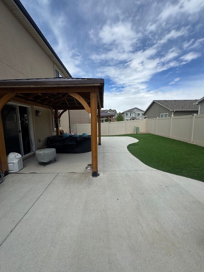 Building Photo - 3 Bed 2.5 Bath Home in Fountain Available in June