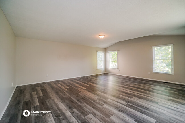 Building Photo - 482 Faber St
