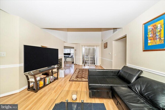 Building Photo - 6520 Lake Park Dr