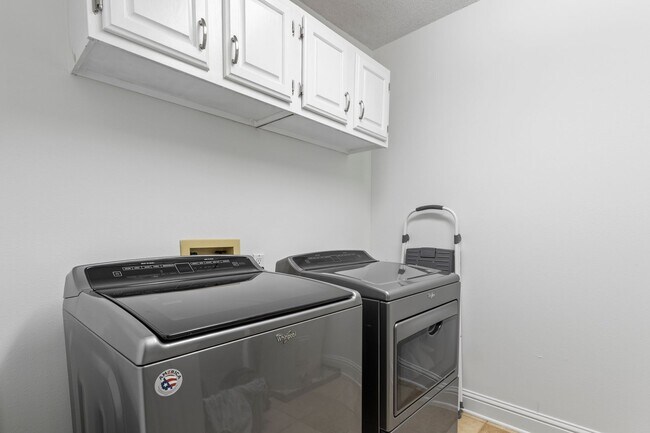 Building Photo - Oak Cove Condo