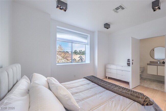 Building Photo - 952 Coatbridge St