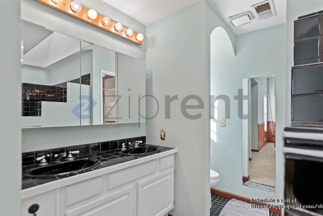 Building Photo - 920 Belmont Way