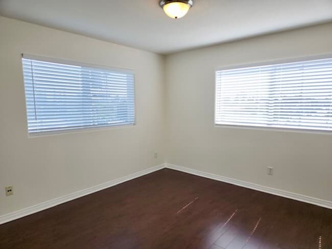 Building Photo - Spacious 3 bedroom condo in Van Nuys