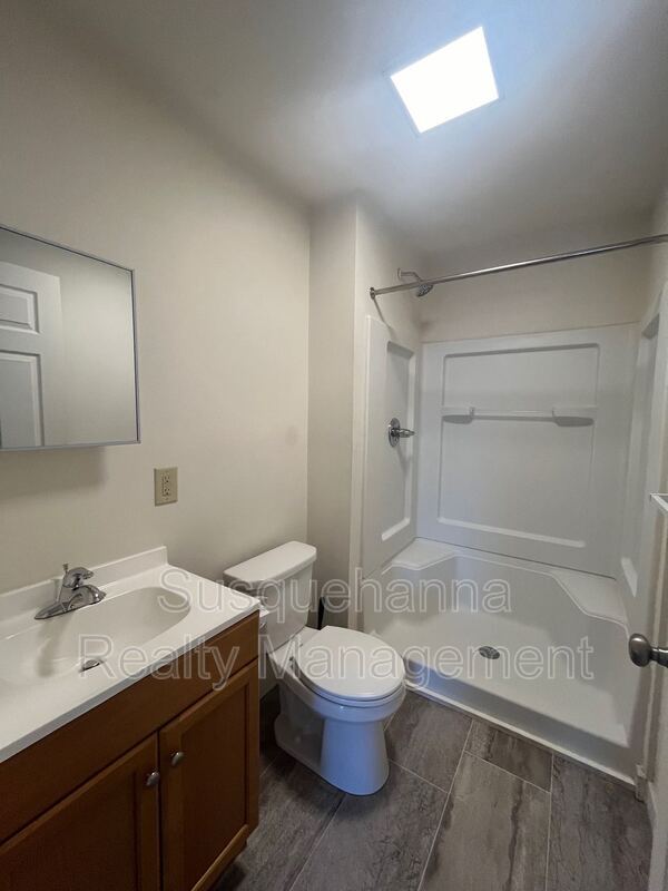 Building Photo - 122 N Center St