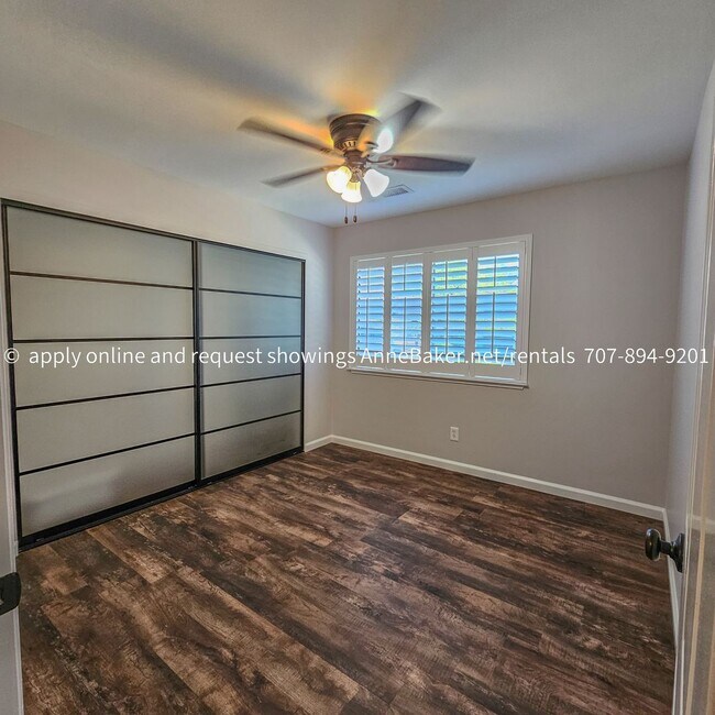 Building Photo - Exquisitely Updated Condo - Must See