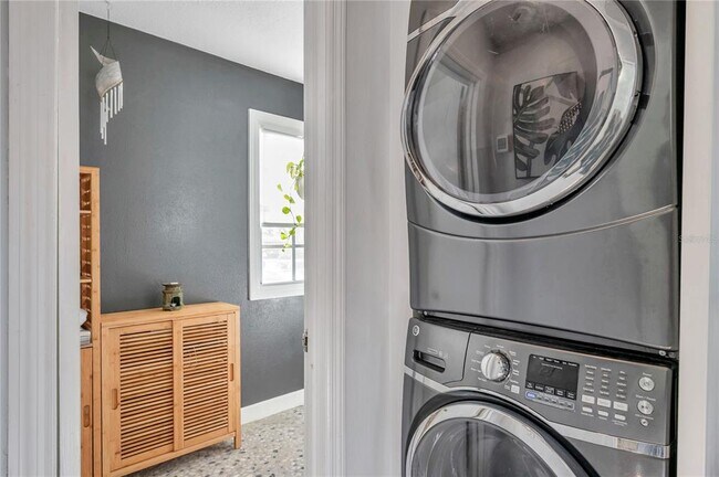 Building Photo - 4728 Beach Dr SE