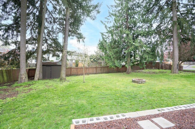 Building Photo - Spacious and Updated Rainier Meadows Home with Private Backyard