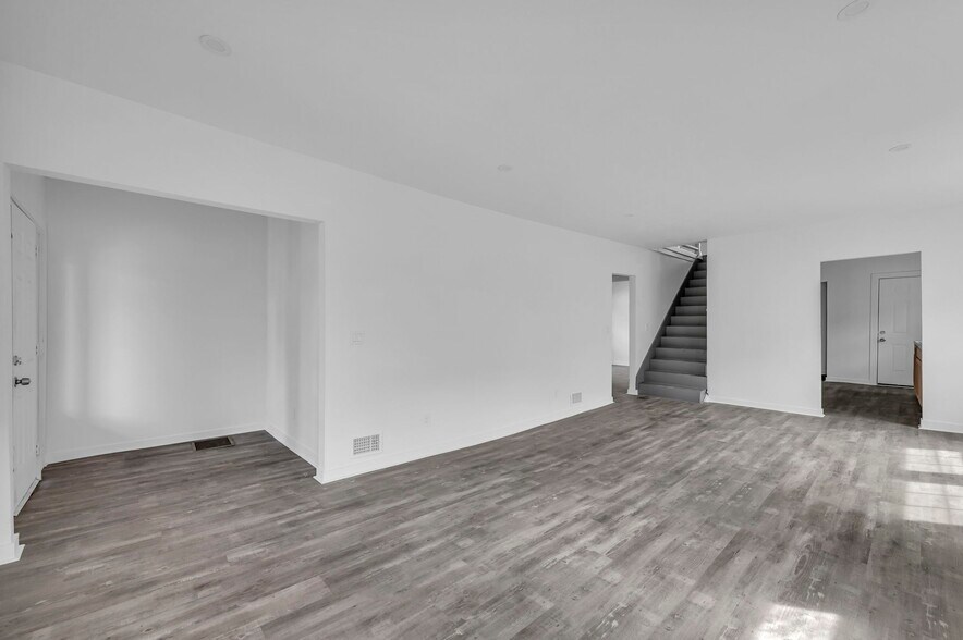 entrance to the second floor - 4531 Park Ave