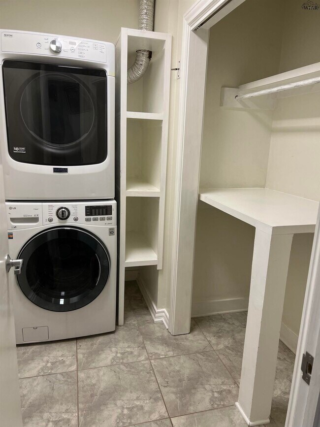 Building Photo - 2411 Clayton Ln