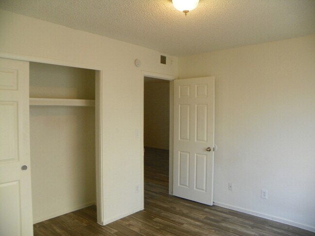 Building Photo - 1 bedroom with loft - or 2nd bedroom - w/d...