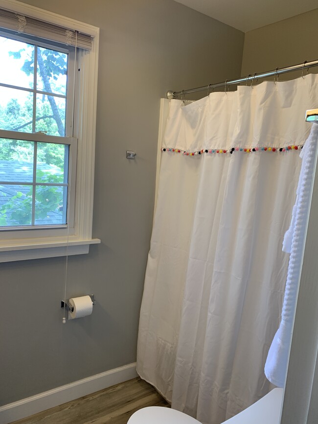 Building Photo - Furnished 1 Bedroom on E 60th Street