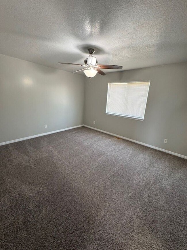 Building Photo - Sunshine & Savings: 2 Weeks Rent Free & $1...