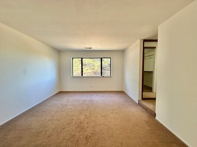 Building Photo - 768 Rose Dr