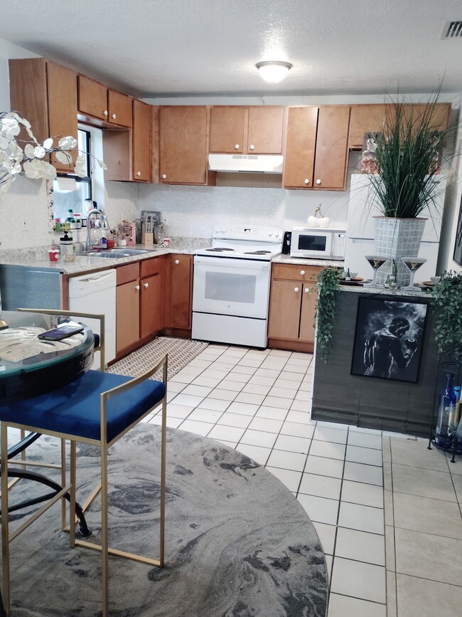 Building Photo - 704 E 121st Ave