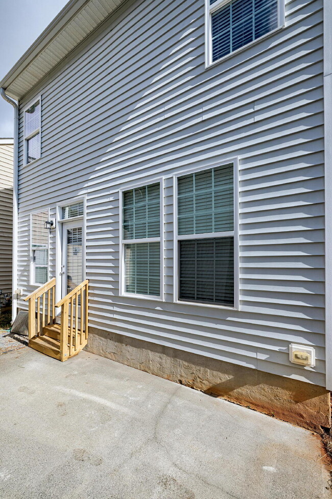 Building Photo - 1038 Ileagnes Rd