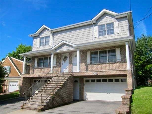 Building Photo - Impeccable 3 Bedroom Townhouse With Upscale Features $5500