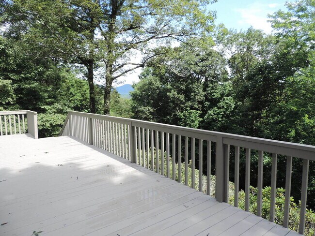 Building Photo - 404 Wintergreen Dr