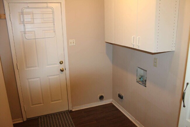 Building Photo - This well-maintained 3-bedroom, 2-bathroom home offers a comfortable and functional layout perfec...