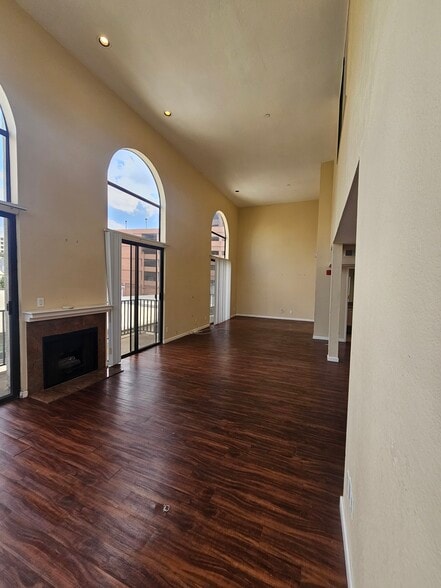 Building Photo - 1150 Granville Ave