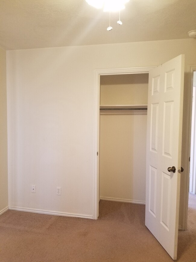 Building Photo - 3 Bed/2 Bath End Unit
