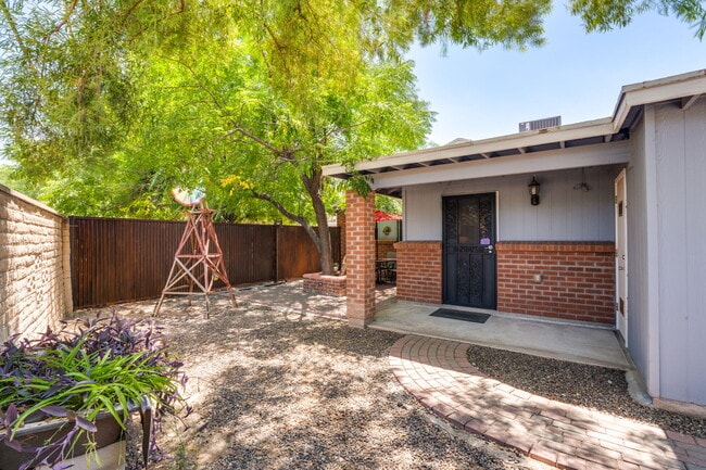 Building Photo - 2724 N Gill Ave