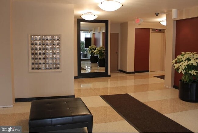 Building Photo - 522 21st St NW