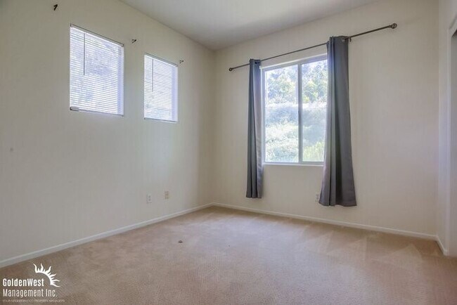 Building Photo - Stunning 3Bdm 2.5Ba Townhome in Carmel Valley