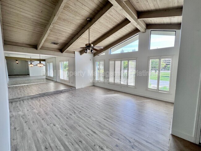 Building Photo - 9193 N Fowler Ave