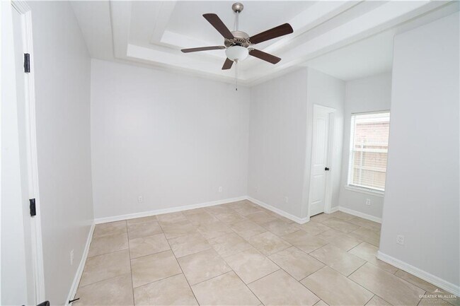 Building Photo - 704 S Linda St