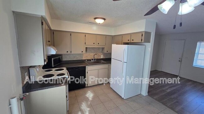 Building Photo - 915 Ariana St